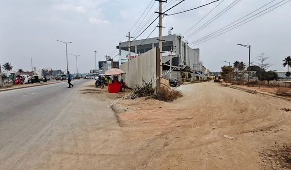 Wide view of the main highway bordering the commercial zone and the upcoming development area for Sobha One Residences