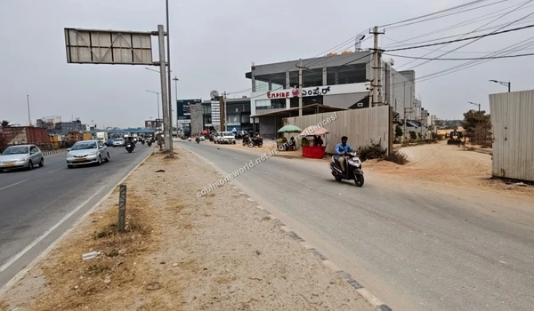 The active commercial neighborhood and streetscape right at the doorstep of Sobha One Residences