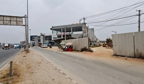 Street view showing the approach road towards the Empire building near Sobha One Residences