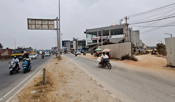 Traffic moving along the well-connected main road that leads right up to Sobha One Residences