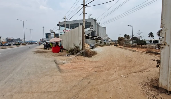 The busy main street providing direct connectivity and clear visibility for the Sobha One Residences project location