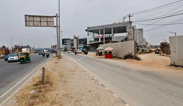 An auto rickshaw navigating the wide road providing seamless transit to Sobha One Residences