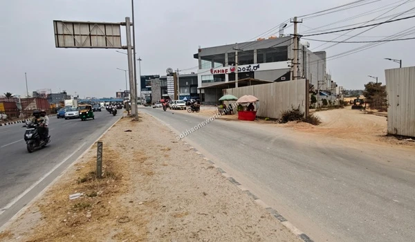 View of the adjacent service road providing easy and uncongested access to the Sobha One World properties.