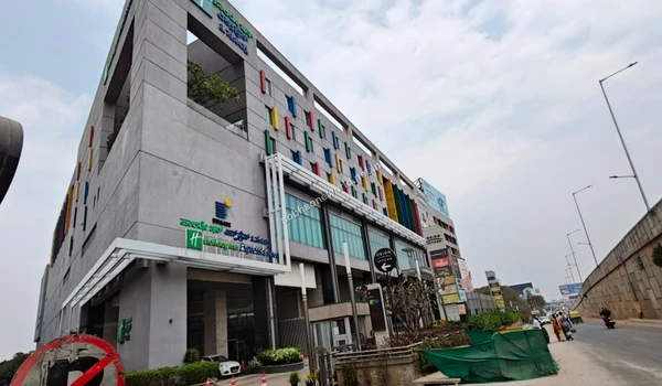 Integrated commercial centers that combine professional workspaces with diverse retail and dining options