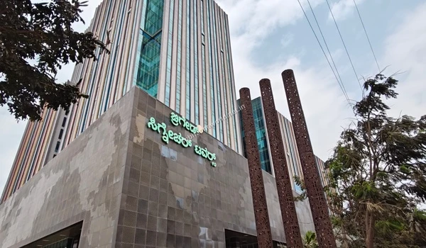 Contemporary commercial hub design emphasizing the high standard of office spaces located just minutes away from Sobha One World