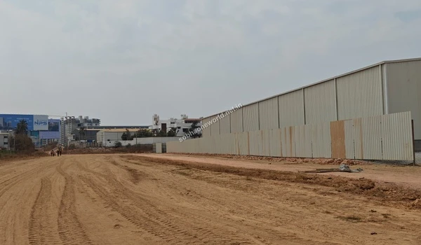 Setup of the temporary project structures along the dirt pathway at the Sobha One World development area