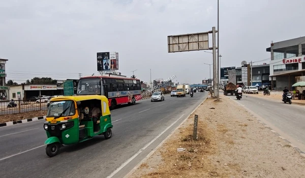 Effortless city commute and wide transit corridors adjacent to the Sobha One World project site