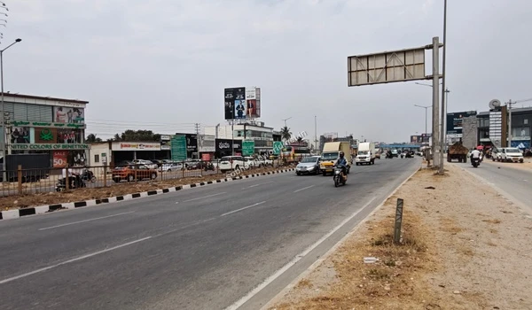 The expansive avenue providing seamless entry and exit points for Sobha One World residents