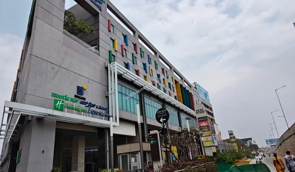 Premium high street shopping corridors offering an open-air retail experience close to the residential towers