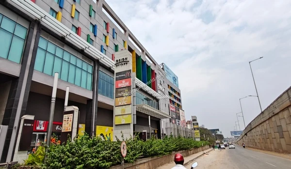 High-end designer boutiques and luxury fashion outlets situated within a short drive from Sobha One World