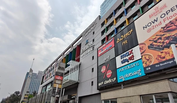 The well-connected approach road alongside the major shopping complex highlighting the exceptional urban infrastructure surrounding Sobha One World.