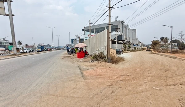 The dedicated turning lane and entrance path carved out from the main road for exclusive access to Sobha One World.