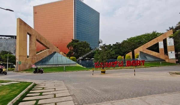 Clean and wide corporate campus pathways highlighting the world class business infrastructure neighboring Sobha One World